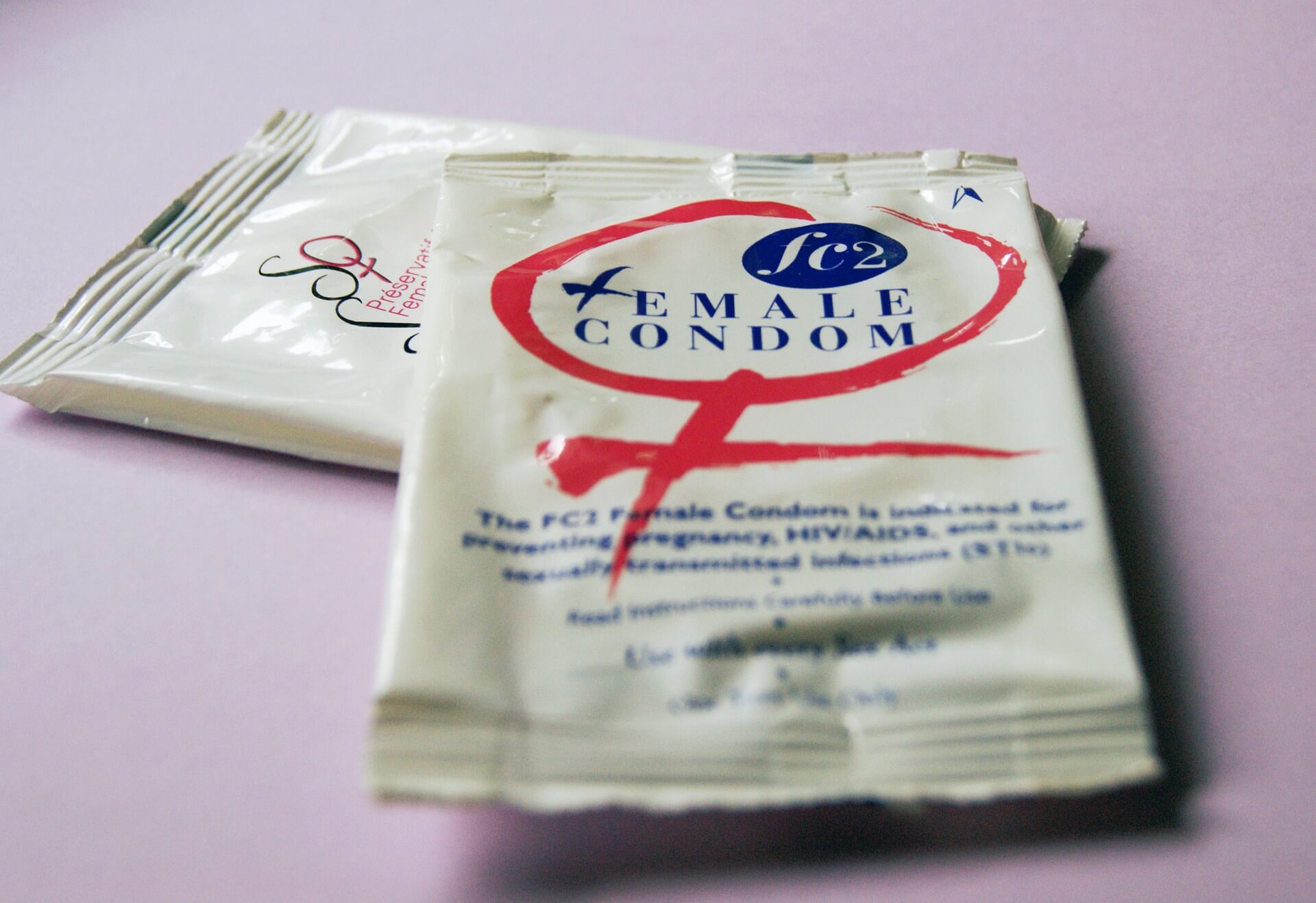 Vad är en kvinnlig kondom? Vi har svaret här!